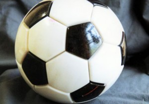 Футбольный мяч из мрамора и долерита